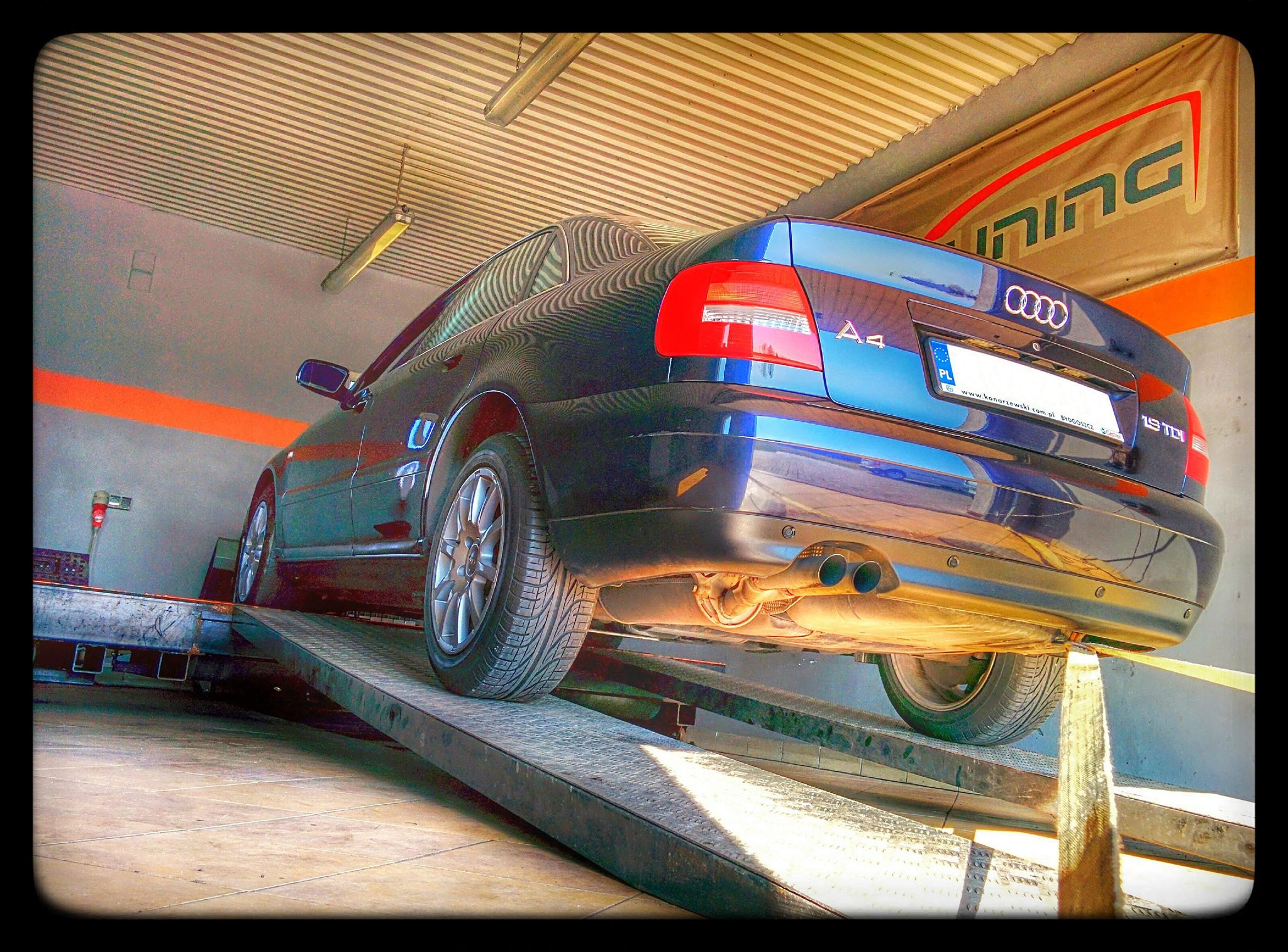Audi A4 w trakcie diagnozy na hamowni